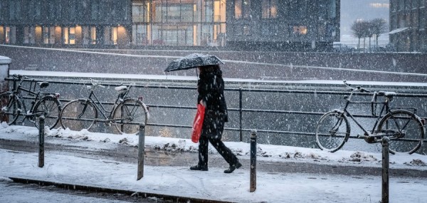 Σοβαρά προβλήματα δημιουργούν οι ισχυρές χιονοπτώσεις στη Δυτική Ευρώπη