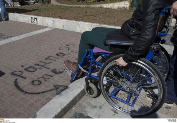 Η «Παράβαση της εβδομάδας»: Βροχή οι κλήσεις για στάθμευση σε ράμπες ΑμεΑ και παραβίαση του κόκκινου