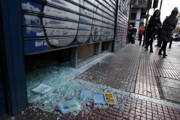 Νέο κύμα επιθέσεων σε καταστήματα σε Αθήνα και Λάρισα- τσακώνονται Τόσκας και συνδικαλιστές, καμία σύλληψη (vid&pics)