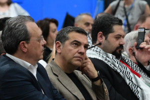 Θερμή υποδοχή Τσίπρα στο συνέδριο – Σύντομο τετ-α-τετ με πολλούς, φευγαλέα χειραψία με Πολάκη