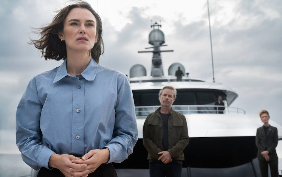 Η Κίρα Νάιτλι είναι μάρτυρας φόνου στο πρώτο τρέιλερ του «The Woman In Cabin 10»