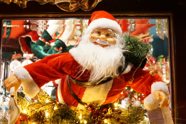 Το σπάσιμο του ροδιού την Πρωτοχρονιά που φέρνει... γούρι και ο ραγισμένος καθρέφτης που φέρνει... γρουσουζιά