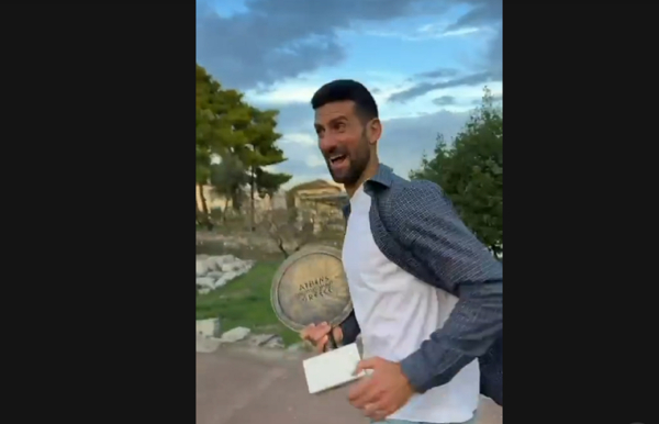 Ο Νόβακ Τζόκοβιτς ανέβηκε τρέχοντας στην Ακρόπολη, για να προλάβει να φωτογραφηθεί (Βίντεο)