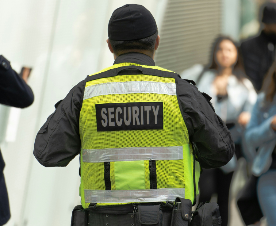 Απόφαση - βόμβα για τους νυχτοφύλακες: Δεν δικαιούνται προσαυξήσεις όταν υπάρχει συναγερμός ή σκυλιά φύλαξης