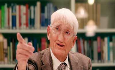 Χάμπερμας: Η Μέρκελ "έπαιξε κι έχασε" τη φήμη της Γερμανίας για να "τιμωρήσει" την Ελλάδα