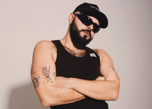 «Ferto»: Το τραγούδι του Akylas κρύβει μια αληθινή ιστορία – Τον αποθεώνουν οι Eurofans πριν καν εμφανιστεί στη Eurovision