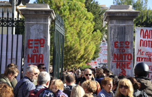 Στεφάνια στο Πολυτεχνείο από ΚΚΕ και ΚΝΕ: «Εμπνέει και σήμερα τον λαό μας» (εικόνες)