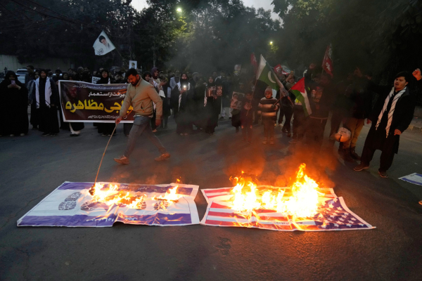 Το Ιράν προειδοποιεί για πιθανή εμπλοκή των ΗΠΑ - Ξεπέρασαν τους 400 οι νεκροί