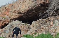 Νεκρή γυναίκα έξω από απόκρημνη σπηλιά στο Κοιμητήριο Βούλας - Αποκλεισμένο το σημείο