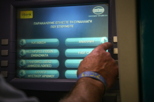 Πρώτη πληρωμή σήμερα με προπληρωμένη κάρτα στα επιδόματα του ΟΠΕΚΑ