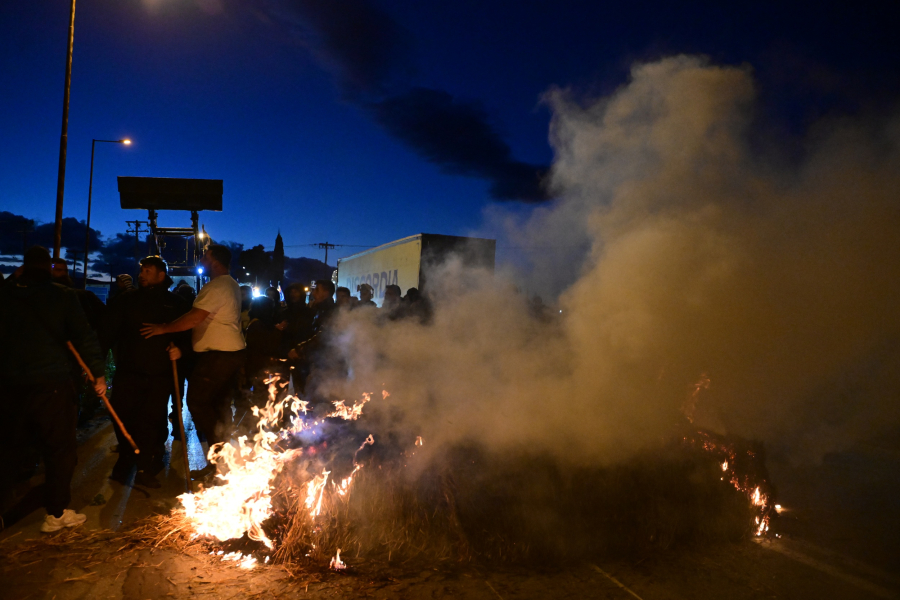 Αγρότες: Ένταση στο μπλόκο της Θήβας, άναψαν φωτιές σε άχυρο όταν είδαν τα ΜΑΤ (Εικόνες και βίντεο)