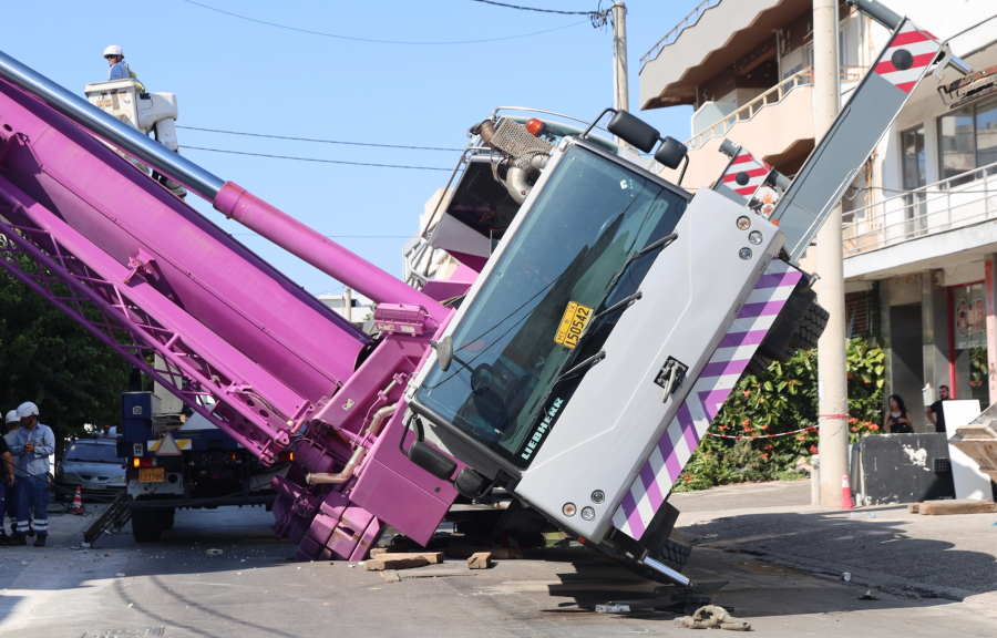 Ο λόγος που ο γερανός έπεσε σε πολυκατοικία στο Περιστέρι - Εικόνες μετά το ατύχημα