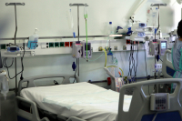 Διασωληνωμένος σε πρηνή θέση στη ΜΕΘ του «Αττικόν» ασθενής με hMPV