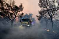 Μαίνεται η φωτιά για 5η νύχτα - Μάχη με τις αναζωπυρώσεις να μην περάσουν οι φλόγες προς Αλεποχώρι
