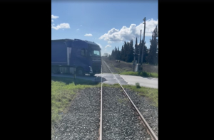 Ακραία και επικίνδυνη ανοργανωσιά: Τρένο σταματάει για να περάσουν φορτηγά σε αφύλακτη διάβαση
