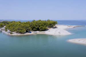 Η «Γαλάζια Λίμνη» της Ελλάδας είναι μια παραλία που πάτε με το αυτοκίνητο
