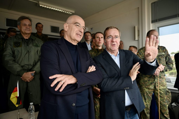 Δένδιας και Πιστόριους παρακολούθησαν βολές αντιαεροπορικών συστημάτων στην Κρήτη (Εικόνες και βίντεο)