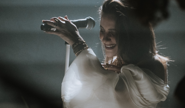 «Κάτι Καίγεται» και τις Κυριακές του Μαρτίου για τη Νατάσσα Μποφίλιου στο Vox