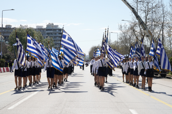28η Οκτωβρίου στα σχολεία: Πώς επιλέγονται ο σημαιοφόρος και οι παραστάτες για την παρέλαση