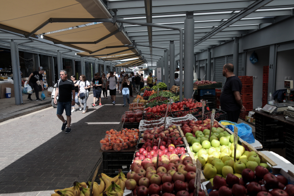 Νοικοκυριά: Κόβουν βασικά αγαθά για να επιβιώσουν, κλείνουν τα «φώτα» για οικονομία