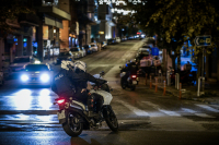 Συναγερμός στην Πεντέλη: Άνδρας με τσεκούρι ανέβηκε σε ταράτσα και πετάει αντικείμενα