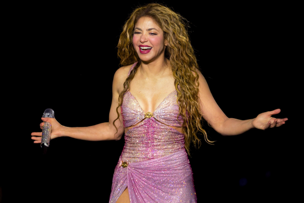 Shakira: Γλίστρησε και έπεσε στη σκηνή, αλλά το «έσωσε» (Βίντεο)