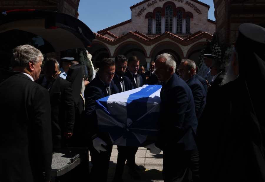 Κηδεία Απόστολου Βεσυρόπουλου: Τυλιγμένο με την ελληνική σημαία το φέρετρό του (εικόνες)