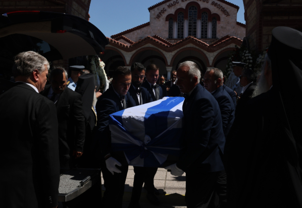 Κηδεία Απόστολου Βεσυρόπουλου: Τυλιγμένο με την ελληνική σημαία το φέρετρό του (εικόνες)