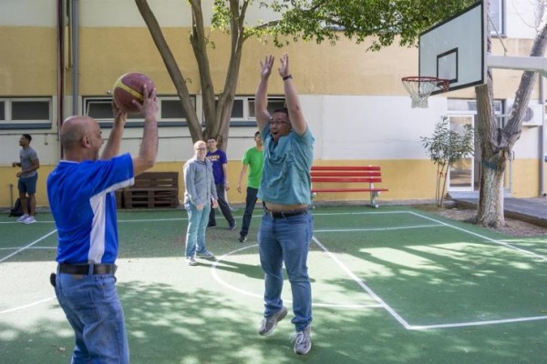 Πεζοναύτες του IWO JIMA έπαιξαν μπάσκετ γιά τα παιδιά με νοητική αναπηρία (vid & pics)