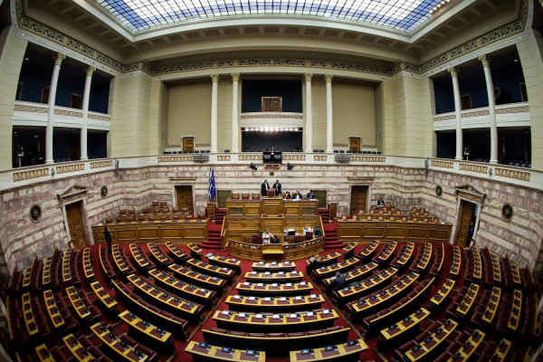 Αντιπαράθεση στη Βουλή για τις τροπολογίες που αφορούν την εκλογική διαδικασία και την άρση του κωλύματος των βουλευτών
