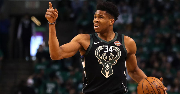 Διαστημικά γενέθλια για τον «Giannis» - Πάρτι και αποθέωση του Αντετοκούνμπο για την 14η σερί νίκη των Μπακς (vids)