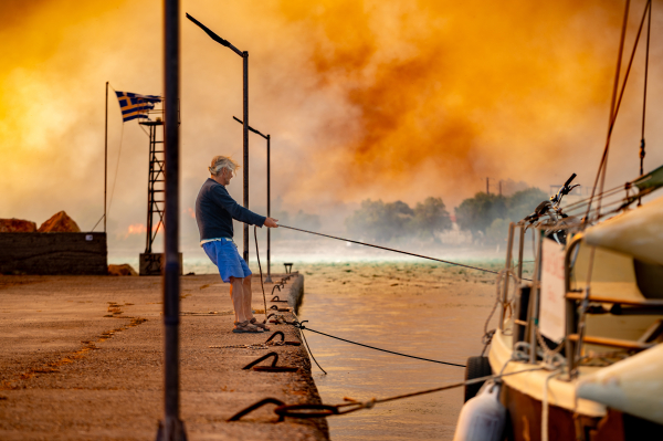 Η φλεγόμενη Χίος: Καρέ καρέ το πέρασμα της καταστροφικής φωτιάς (εικόνες)