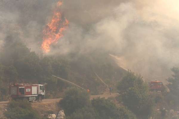Φωτιά τώρα: Mαίνεται η πυρκαγιά στους Αγ.Θεόδωρους - Eκκενώθηκαν οικισμοί και κατασκήνωση