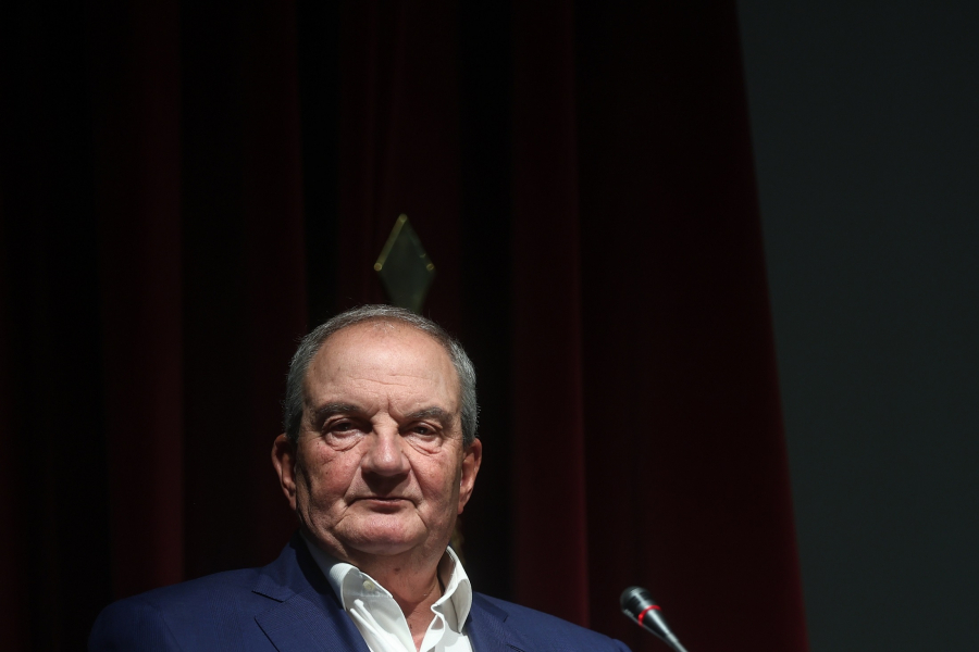 Γιατί ο Καραμανλής δεν σηκώνει το γάντι