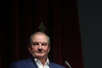 Γιατί ο Καραμανλής δεν σηκώνει το γάντι