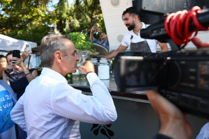 Κυριάκος Μητσοτάκης: Δοκίμασε αφιλτράριστη ρετσίνα - «Λίγο πρωί δεν είναι;»