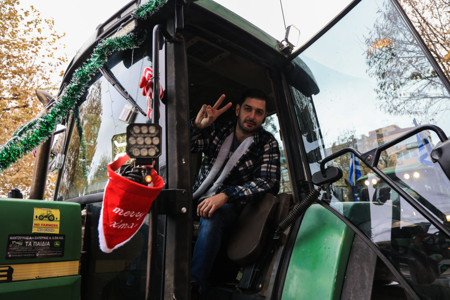 Ανυποχώρητοι οι αγρότες: Έκλεισαν την Εθνική στο ύψος της Θήβας, ένταση και χημικά στη Θεσσαλονίκη