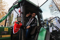 Ανυποχώρητοι οι αγρότες: Έκλεισαν την Εθνική στο ύψος της Θήβας, ένταση και χημικά στη Θεσσαλονίκη