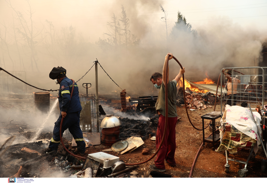 Φωτιά στα Δερβενοχώρια: «Πάμε πάμε, θα καούμε» -Συγκλονιστικό βίντεο της ΕΛ.ΑΣ από τις επιχειρήσεις στη Μάνδρα