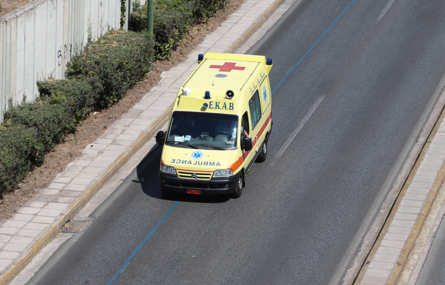 Λάρισα: Διασωληνωμένοι δύο 19χρονοι μετά από τροχαίο - Το ΙΧ τους πήρε φωτιά