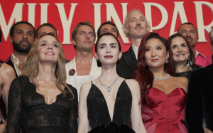«Emily In Paris»: Η αποζημίωση των βοηθητικών ηθοποιών – Νέα στιγμιότυπα από τα γυρίσματα