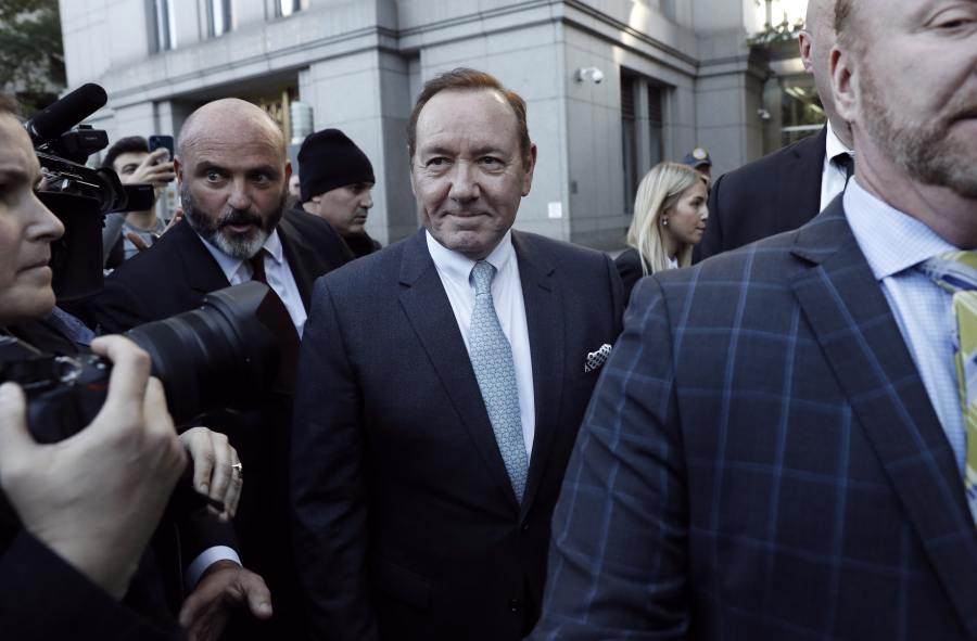 Κέβιν Σπέισι: Περίμενε να γίνει 58 για να δηλώσει ότι είναι ομοφυλόφιλος γιατί ο πατέρας του ήταν Νεοναζί