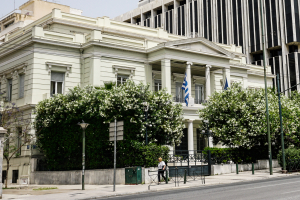 Εξωτερική πολιτική: Κάτω από τη βάση η κυβέρνηση