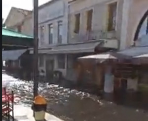 Σεισμός 6,7 Ρίχτερ στη Σάμο: Η στιγμή που η θάλασσα βγαίνει στη στεριά (vid)