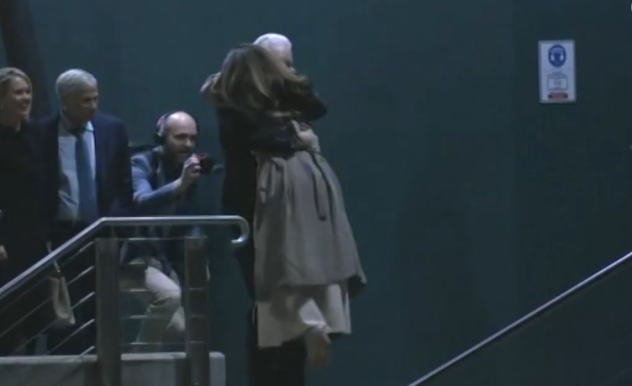 Η στιγμή που ο Ασάνζ «πατάει» Αυστραλία και αγκαλιάζει τη σύζυγό του