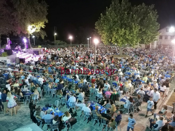 Ο ένας... πάνω στον άλλο σε γλέντι στην Αλίαρτο, απίστευτες εικόνες συνωστισμού