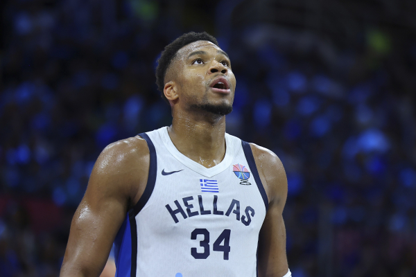 Η σκιά του Αντετοκούνμπο πάνω από τη Βουλή