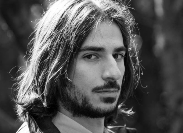 Ο σκηνοθέτης της παράστασης «Μάρτυρας κατηγορίας» απαντά για την απομάκρυνση του Νίκου Πολυδερόπουλου