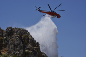 Φωτιά στον Κιθαιρώνα: Καταγγέλλουν ότι άφησαν διψασμένους και νηστικούς τους πυροσβέστες
