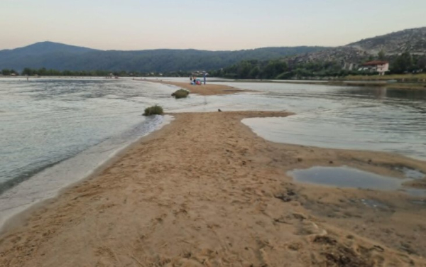 Χαλκιδική: Ωρολογιακή «βόμβα» αμιάντου σε παραλία στη Βουρβουρού - «Απομάκρυνση μετά το καλοκαίρι» λέει ο δήμαρχος